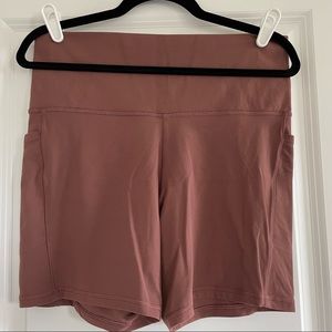 Athleta Salutation Stash II 7” short